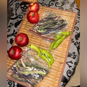 Free produce; green beans, peppers, apples